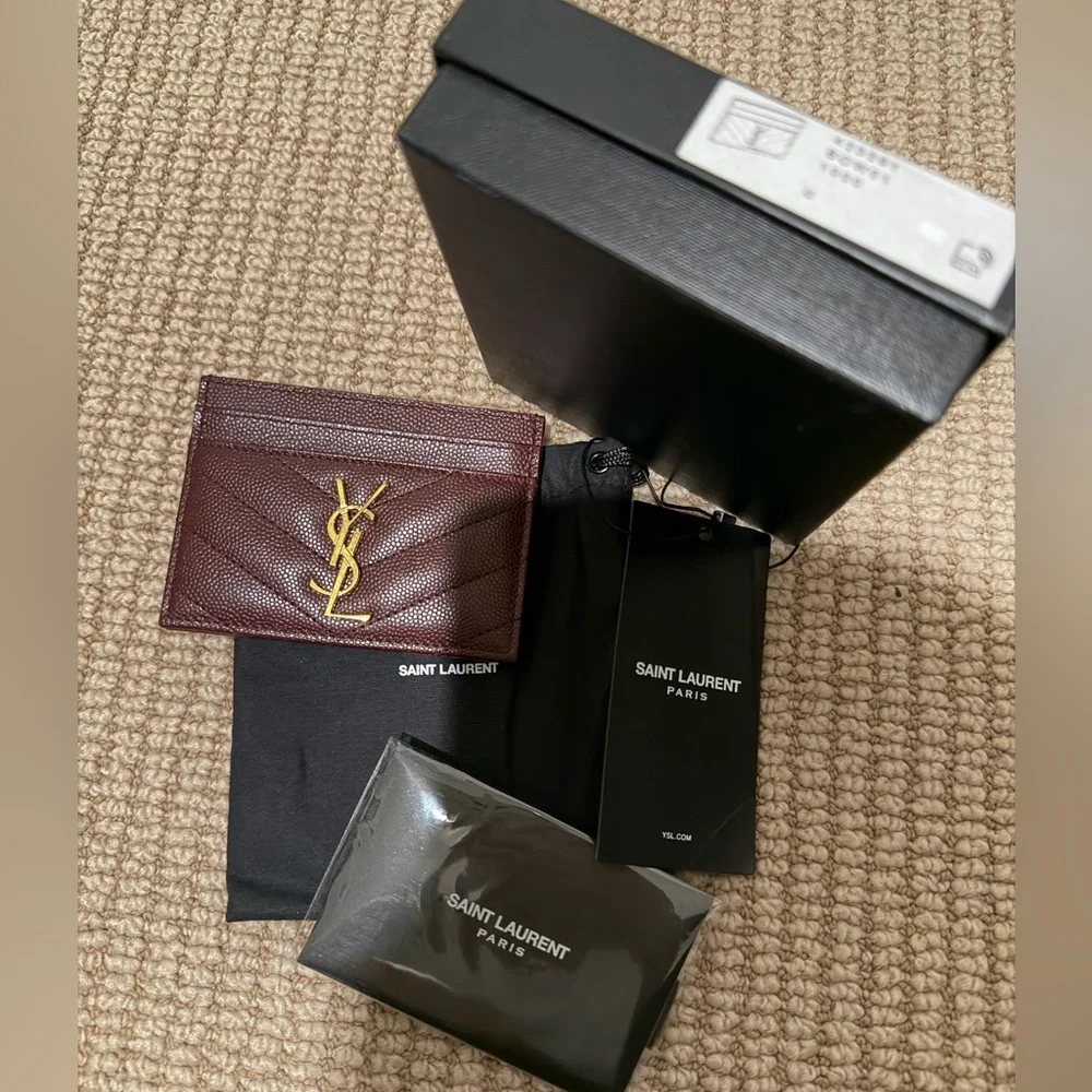 Never been used.
CASSANDRE MATELASSÉ CARD CASE IN GRAIN DE POUDRE LEATHER - Picture 2 of 2